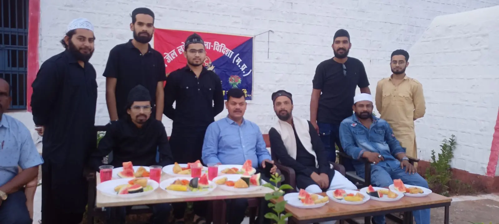 "जेल में इफ्तार या सेल्फी पार्टी? मोबाइल, मस्ती और प्रशासन की मूक दर्शकता!"