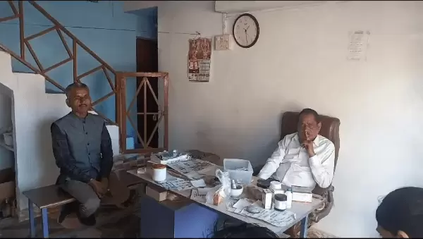 अवैध क्लिनिक संचालकों की जांच करने हैदरगढ़ पहुंचे बीएमओ डॉक्टर टीएस मीणा