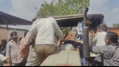 बिजली बिल वसूली के दौरान हंगामा – ट्रैक्टर ज़ब्त करने पहुंची टीम पर हमला!