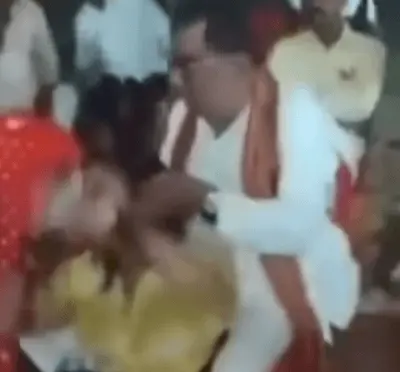 वीडियो वायरल होते ही BJP नेता पर गिरी गाज: डांसर संग आपत्तिजनक हरकतों के चलते पार्टी से निष्कासन