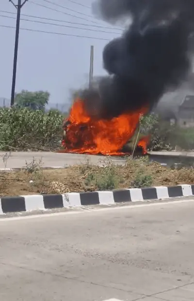 चार गांवों के बीच दौड़ती सफारी गाड़ी में लगी भीषण आग, बाल-बाल बचे सभी यात्री