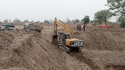मनरेगा में मशीनी ‘खेल’ और तालाब की दोहरी खुदाई: लाखों के भ्रष्टाचार की पटकथा तैयार
