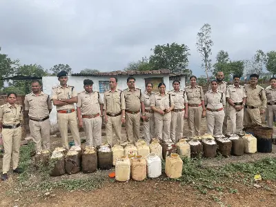 भोपाल में आबकारी का 'शराब-बंदी' अभियान! 500 किलो महुआ लाहन जब्त, लाखों की अवैध शराब पर चला बुलडोजर