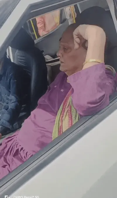 देश की पहली किन्नर MLA शबनम मौसी पर लगा गंभीर आरोप, सोने की बाली छीनने का VIDEO वायरल, पुलिस जांच में जुटी