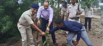 सांची में "मां के नाम एक पौधा" अभियान: IG और SP ने किया पौधारोपण, दिया पर्यावरण संरक्षण का संदेश