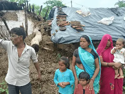 बारिश में मौत के मुहाने पर कच्चा मकान: पीएम आवास के इंतजार में गरीब परिवार, कौन जिम्मेदार?