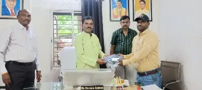 बारिश में नगर परिषद अध्यक्ष का दिल छू लेने वाला कदम! सफाई कर्मियों को बांटे रैनकोट