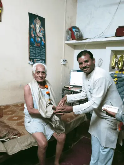 गुरु का सम्मान: शिक्षक दिवस पर नगर परिषद अध्यक्ष ने घर-घर जाकर किया सेवानिवृत्त शिक्षकों का सम्मान