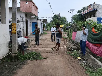 सांची नगर परिषद अध्यक्ष ने संभाला मोर्चा: खुद खड़े होकर कराई सफाई, दी सड़क दुरुस्ती के निर्देश