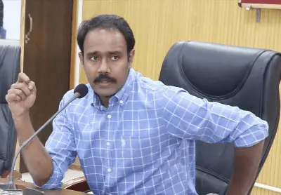 कामचोर' पंचायत सचिवों पर गिरी गाज! कलेक्टर ने लगाया तगड़ा जुर्माना, अब तीन दिन में भरना होगा