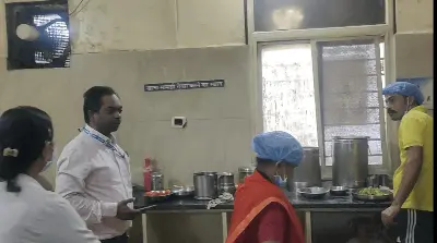 भोपाल के जयप्रकाश अस्पताल में बड़ा खेल! मरीज़ों को 'एक्सपायर मसालों' से बन रहा था खाना; दाल और धनिया पाउडर जब्त, कैटरिंग फर्म को नोटिस