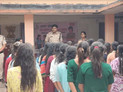सावधान! सांची पुलिस ने छात्राओं को साइबर क्राइम, महिला सुरक्षा और ट्रैफिक नियमों पर किया जागरूक, जानिए बड़े काम की बातें!