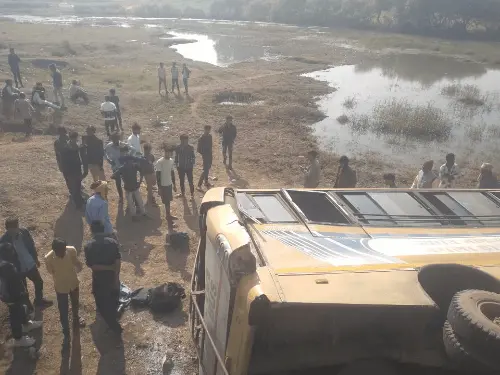 स्कूल प्रबंधन की लापरवाही! बिना परमिट और 'कंडम' बस में सवार थे बच्चे; प्रशासन की भूमिका पर उठे गंभीर सवाल