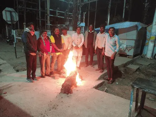 सांची में शीतलहर का कहर: नगर परिषद अध्यक्ष की दरियादिली, जल उठे राहत के अलाव!  🥶 कंपकंपाती ठंड में जनता को मिली बड़ी राहत