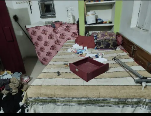 सांची में चोरों का तांडव: एक ही रात में दो घरों के ताले टूटे, महिला को बंधक बनाकर लूटा, लाखों का माल पार