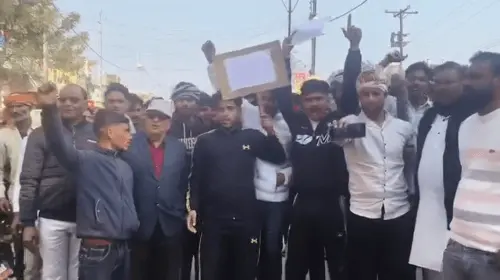 कांग्रेस जिलाध्यक्ष को अपनों ने ही दिखाया आईना! काले झंडे लहराए, लगे 'मुरदाबाद' के नारे