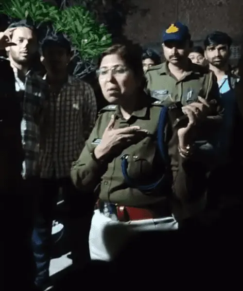 भोपाल GMC में आधी रात भारी हंगामा: छात्रा की मौत के बाद पुलिस की 'बिना वारंट' एंट्री, छात्रों और ADSP के बीच तीखी झड़प