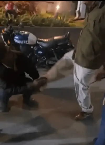 इंदौर: रेडिसन चौराहे पर 'वर्दी' की गुंडागर्दी! SI तोमर ने सरेराह