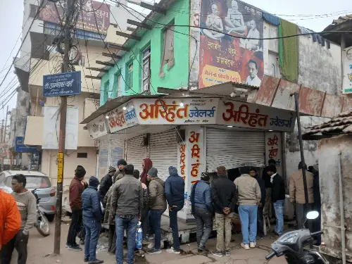 विदिशा में बड़ी वारदात: खरी फाटक ब्रिज के पास अरिहंत ज्वैलर्स में लाखों की चोरी, शटर उखाड़कर अंदर घुसे चोर