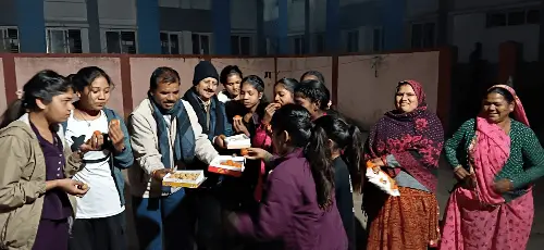 सांची: जब घर से दूर बेटियों के बीच पहुंचे नगर परिषद अध्यक्ष, मिठाई और अपनों सा दुलार पाकर खिले छात्राओं के चेहरे