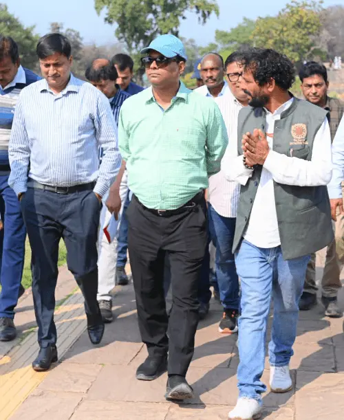 विदिशा नगर पालिका में आयुक्त संकेत भोंडवे का 'सर्जिकल' निरीक्षण: विकास कार्यों में लापरवाही पर भड़के, मोबाइल लैब से जांची सड़कों की गुणवत्ता