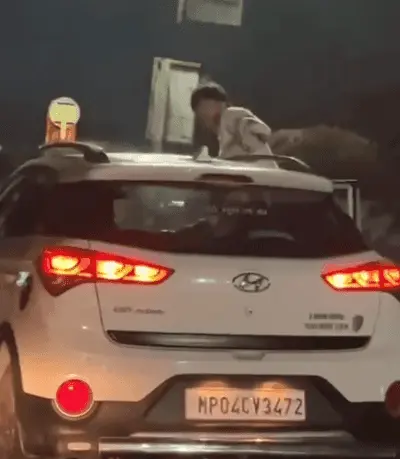 भोपाल: मौत को मात या पागलपन? चलती कार की छत पर चढ़कर रील बना रहा था युवक, स्टेयरिंग छोड़कर किया ‘खतरनाक जश्न’