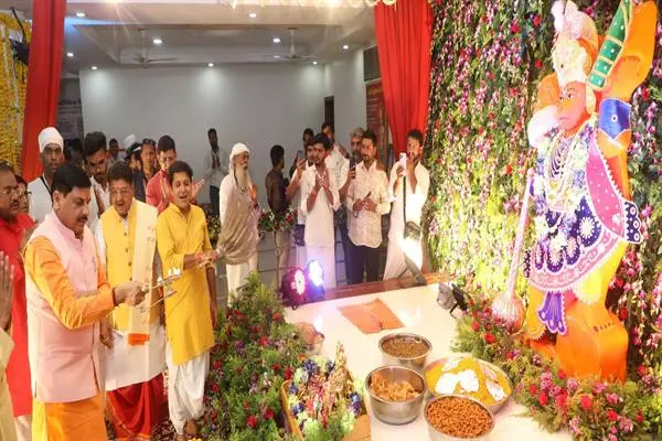 हनुमान जयंती पर पितृ पर्वत पहुंचे सीएम मोहन यादव, की पूजा और पौधारोपण