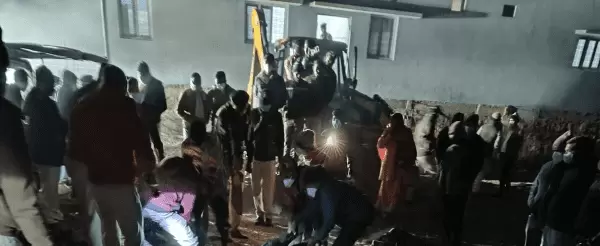 सेफ्टी टैंक से 4 शव बरामद, सामूहिक हत्या की आशंका, प्रशासन सतर्क