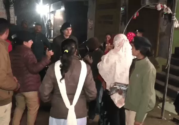 मसाज सेंटर में पुलिस का बड़ा छापा, 6 लड़कियां और 4 पुरुष हिरासत में