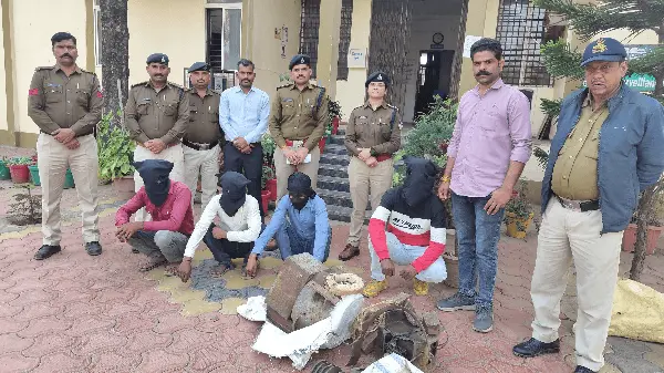 थाना कोतवाली पुलिस द्वारा चोरी का किया खुलासा,03 चोर सहित कबाड़ी को किया गिरफ्तार