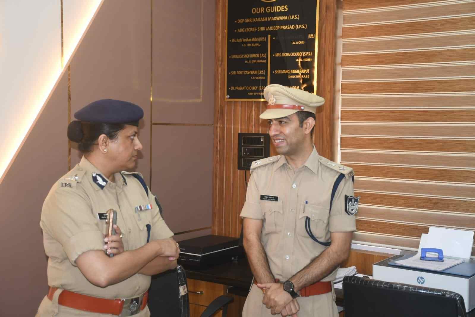 विदिशा पुलिस का नया विजन: IGP रुचिवर्धन मिश्र ने फिंगरप्रिंट शाखा का किया निरीक्षण