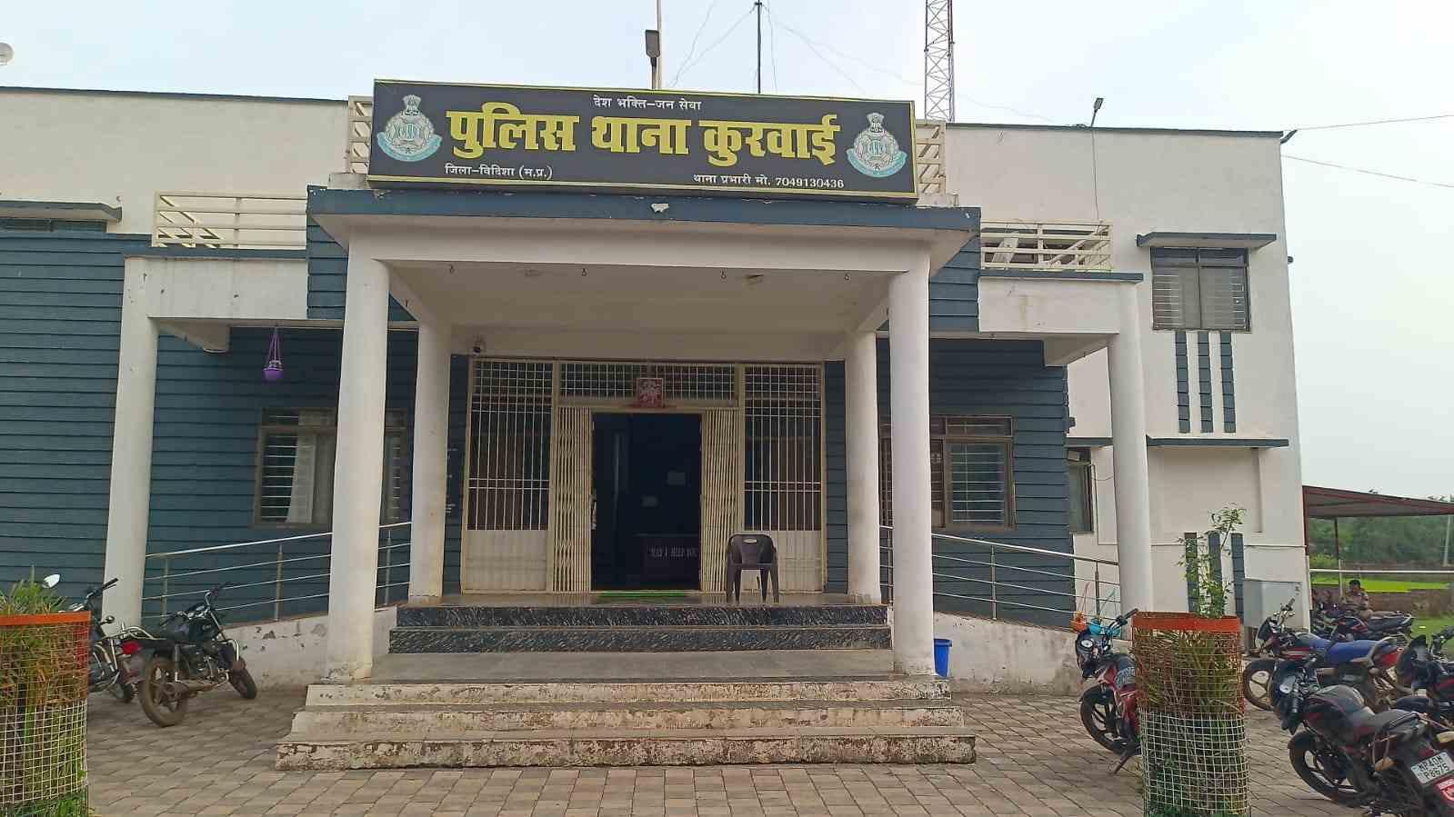 स्ट्रीट लाइट के नीचे जुआ खेलते दबोचे गए 5 शातिर