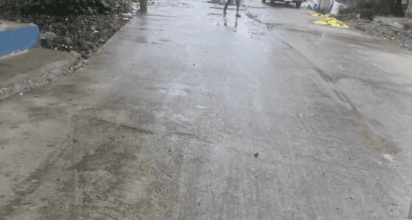 सीसी रोड बनते ही उखड़ी, ग्रामीणों ने खोला भ्रष्टाचार का मोर्चा