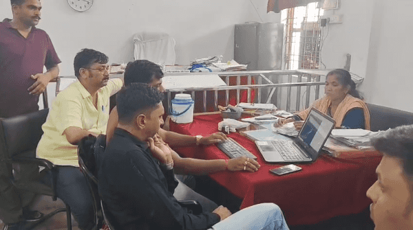 रिश्वत लेते बाबू अजय श्रीवास्तव रंगे हाथों गिरफ्तार,तहसीलदार की भूमिका पर भी उठे सवाल!