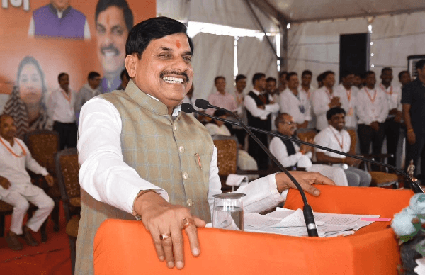 बड़ी चूक: MP के मुख्यमंत्री के काफिले में घुसा 'सिपाही
