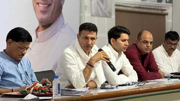भोपाल में यूथ कांग्रेस की बैठक बनी अखाड़ा: दिग्गज नेताओं के सामने भिड़े कार्यकर्ता, जमकर हुआ हंगामा