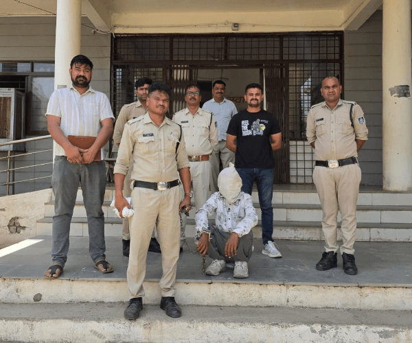विदिशा डकैती कांड: 1 करोड़ की लूट का खतरनाक फरार आरोपी कट्टा-कारतूस