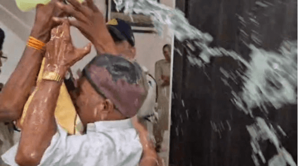 रतलाम कलेक्ट्रेट में हड़कंप: न्याय की आस में किसान ने खुद को पेट्रोल से भिगोया