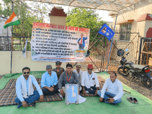 फर्जीवाड़ा उजागर करने के लिए डटे पत्रकारों के आगे झुका प्रशासन, भूख हड़ताल खत्म