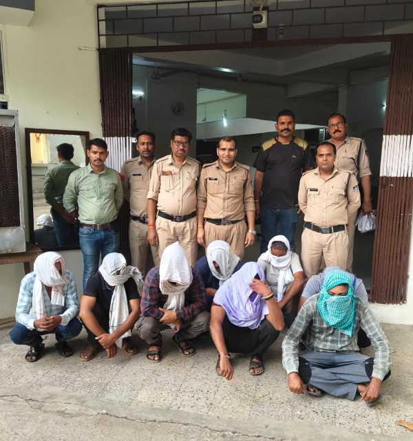 विदिशा में जुआरियों पर पुलिस का 'स्ट्राइक': इंडस्ट्रियल एरिया में चल रहा था खेल, 8 गिरफ्तार