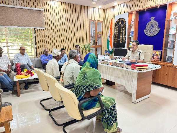 भीख मांगकर पति का अंतिम संस्कार करने को मजबूर हुई वृद्धा