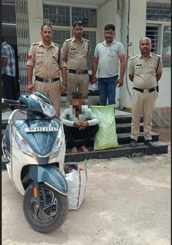 विदिशा में पुलिस का बड़ा एक्शन, 6 पेटी अवैध शराब के साथ स्कूटी सवार तस्कर