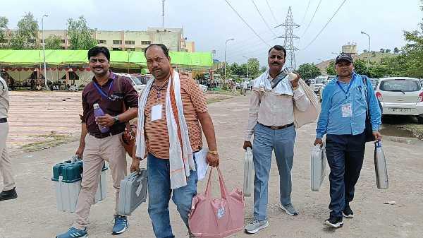 2.20 लाख मतदाता तय करेंगे सियासी भविष्य,पॉलिटेक्निक कॉलेज से पोलिंग पार्टी रवाना