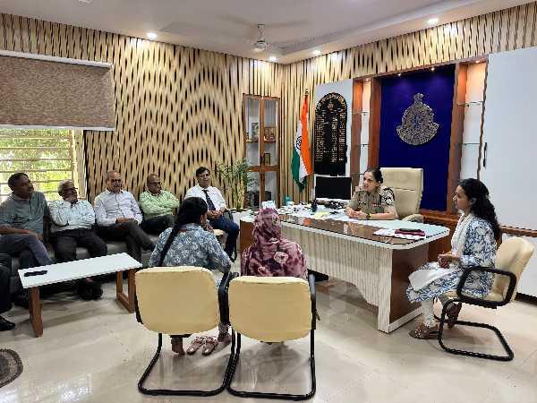 विदिशा में बुजुर्गों के चेहरों पर लौटी मुस्कान: सीनियर सिटीजन पुलिस पंचायत ने सुलझाए पारिवारिक विवाद