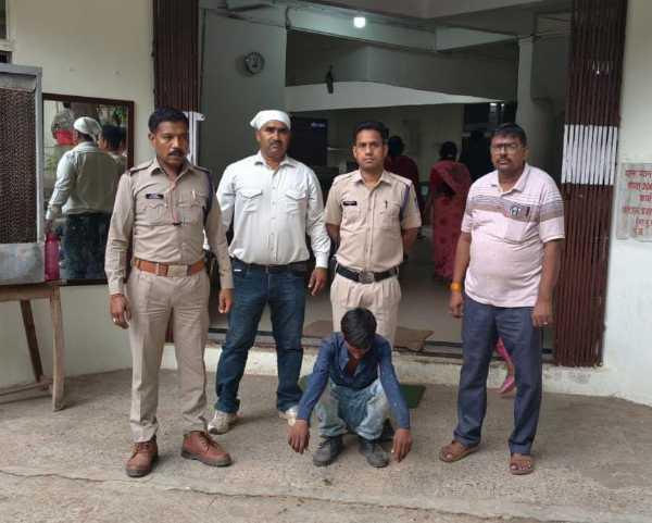 पुलिसकर्मी की कॉलर पकड़कर गले पर अड़ाई चाकू,आरोपी गिरफ्तार