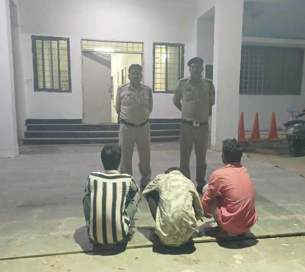 तीन आरोपी गिरफ्तार और पंद्रह हजार का सामान बरामद