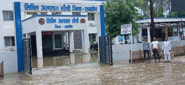 निचली बस्तियों में पानी भरते ही मैदान में उतरे नगर परिषद अध्यक्ष पप्पू रेवाराम