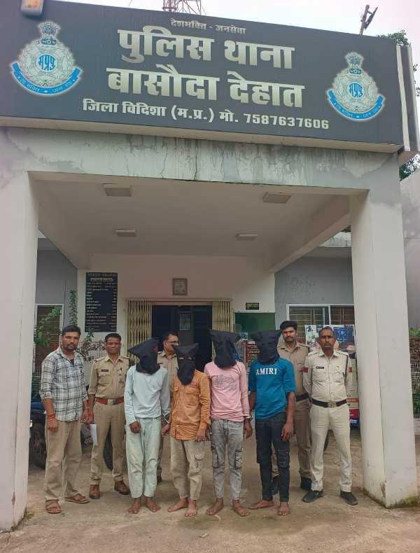 गुलाबगंज रोड पर दंपत्ति से लूट करने वाले 4 शातिर लुटेरे गिरफ्तार,1.5 लाख का माल बरामद